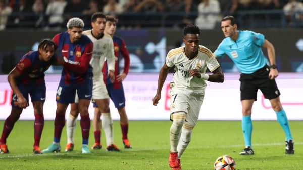 فينيسيوس يقود ريال مدريد للفوز على برشلونة (Photo by Giuseppe CACACE / AFP)