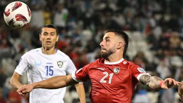 سوريا تكتفي بالتعادل دون أهداف مع أوزبكستان (Photo by HECTOR RETAMAL / AFP)