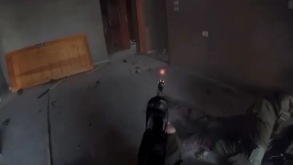 كاميرا جندي إسرائيلي تظهر وقوع قوة عسكرية في كمين محكم للمقاومة - (الجزيرة)