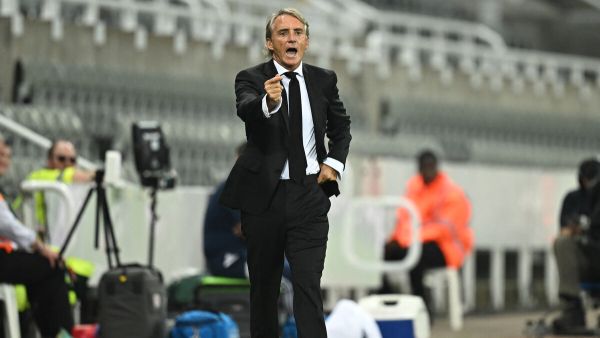 روبرتو مانشيني (Photo by Oli SCARFF / AFP)
