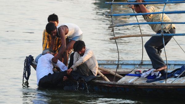 Boat capsizes in Gujrat, Indnia