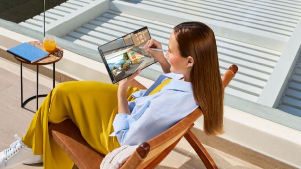 يوفر جهاز HUAWEI MatePad Pro مقاس 13.2 بوصة المقترن بلوحة المفاتيح المغناطيسية الذكية الجديدة من هواوي تجربة مشابهة للحاسوب الشخصي، مما يتيح لك متابعة مهامك أينما كنت، سواء كنت في السيارة أو في المكتب. كيف يُطلق جهاز HUAWEI MatePad Pro 13.2 العنان للإبداع: الجهاز اللوحي الذي يتحوّل إلى استوديو فنّي