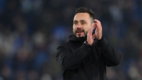 Brighton's Italian head coach Roberto De Zerbi applauds fans after the UEFA Europa League Group B football match between Brighton and Hove Albion and Marseille at the American Express Community Stadium in Brighton, southern England on December 14, 2023. Brighton won the game 1-0 and top the Group. (Photo by Glyn KIRK / AFP)