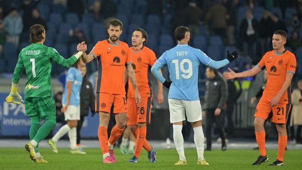 Players greet each others at the end of the Italian Serie A football match Lazio vs Inter Milan on December 17, 2023 at the Olympic stadium in Rome. Inter won 0-2. (Photo by Andreas SOLARO / AFP)