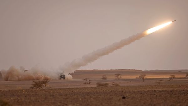 لحظة إطلاق صاروخ من قبل جماعة الحوثي