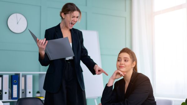 كيف تعرف أن لديك زملاء سامين وكيف تتعامل معهم؟