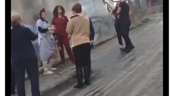 تم اعادة المريضة الى داخل المشفى بانتظار حل المشكلة 