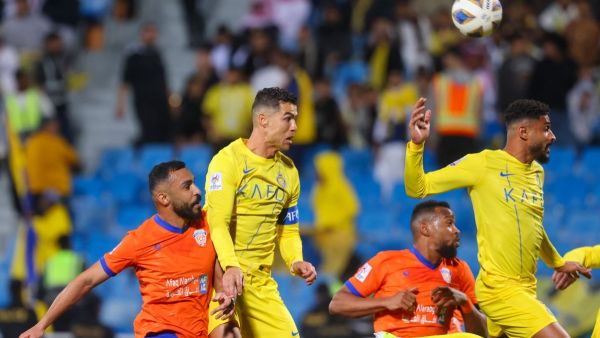 رونالدو (وسط) يهدي النصر فوزا ثمينا على الفيحاء (Photo by Fayez Nureldine / AFP)