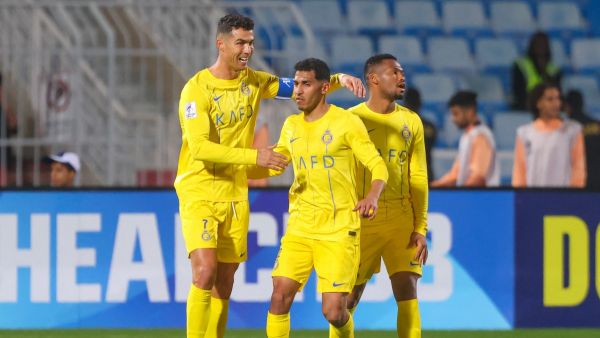 رونالدو (يسار) يقود هجوم النصر اليوم أمام الفتح (Photo by Fayez NURELDINE / AFP)