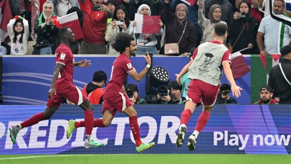 عفيف يقود قطر للقب الآسيوي (Photo by HECTOR RETAMAL / AFP)