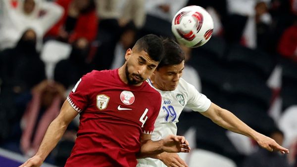 قطر تتفوق على أوزبكستان وتحجز مقعدا في نصف النهائي (Photo by KARIM JAAFAR / AFP)