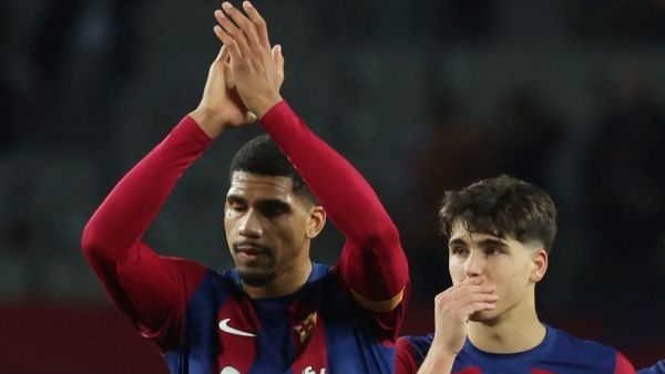 كوبارسي وآراوخو (Photo by LLUIS GENE / AFP)