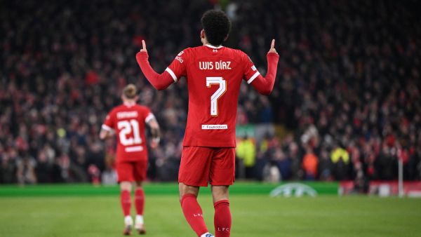 ليفربول يبتعد في الصدارة مؤقتا (Photo by Oli SCARFF / AFP)