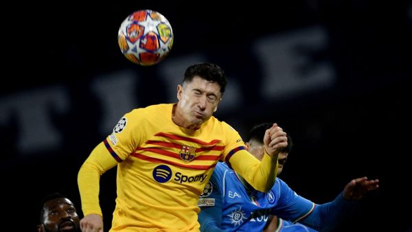 برشلونة يكتفي بالتعادل مع نابولي (Photo by Filippo MONTEFORTE / AFP)