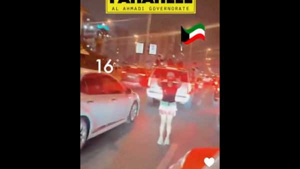 فتاة شبه عارية  تثير الجدل في شوارع الكويت