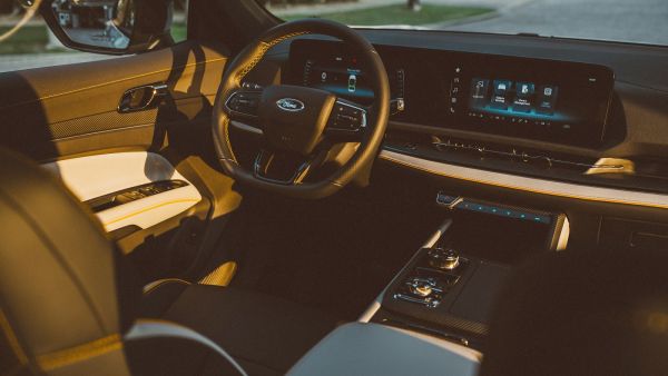تتوفر تيريتوري دارك إيديشن باللون الأبيض الأنيق والرمادي اللامع والأسود الحالك فورد تيريتوري دارك إيديشن الجديدة كلياً ترتقي بأسلوب الكروس أوفر الرياضية متعددة الاستخدامات في الشرق الأوسط