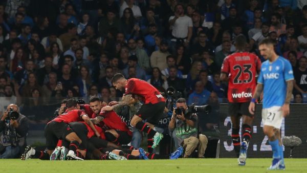 Milan's players celebrate after scoring a second goal during the Italian Serie A football match between Napoli and AC Milan on October 29, 2023 at the Diego Armando Maradona stadium in Naples. (Photo by Carlo Hermann / AFP)