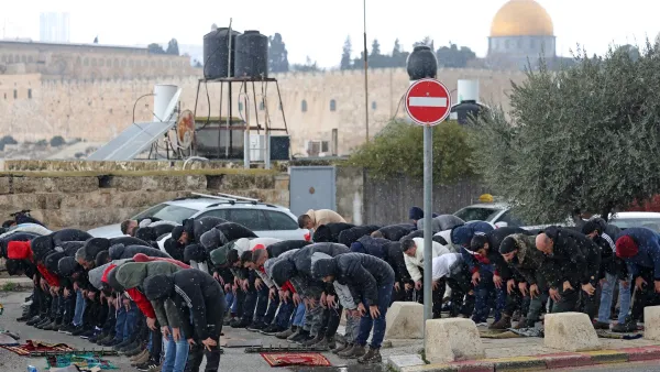 فلسطينيون يؤدون الصلاة بأحد شوارع القدس بعد منعهم من الوصول للمسجد الأقصى