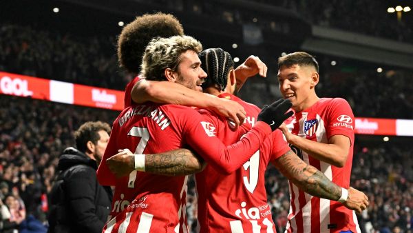 Atletico Madrid's Dutch forward #09 Memphis Depay (2R) celebrates scoring his team's second goal during the Spanish league football match between Club Atletico de Madrid and Rayo Vallecano de Madrid at the Metropolitano stadium in Madrid on January 31, 2024. (Photo by JAVIER SORIANO / AFP)