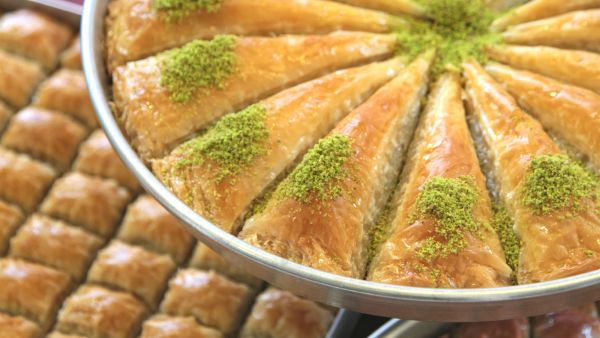 5 أفكار مختلفة لتحضير البقلاوة بنكهات شهية 5 أفكار مختلفة لتحضير البقلاوة بنكهات شهية