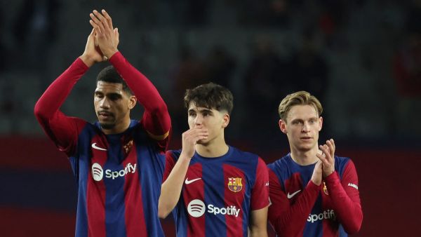 برشلونة مطالب بتصحيح الأوضاع (Photo by LLUIS GENE / AFP)