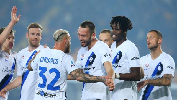Inter Milan's Dutch defender #06 Stefan de Vrij (C) celebrates with teammates after scoring during the Italian Serie A football match between Lecce and Inter Milan at the Ettore Giardiniero stadium in Lecce, on February 25, 2024. (Photo by Carlo Hermann / AFP)
