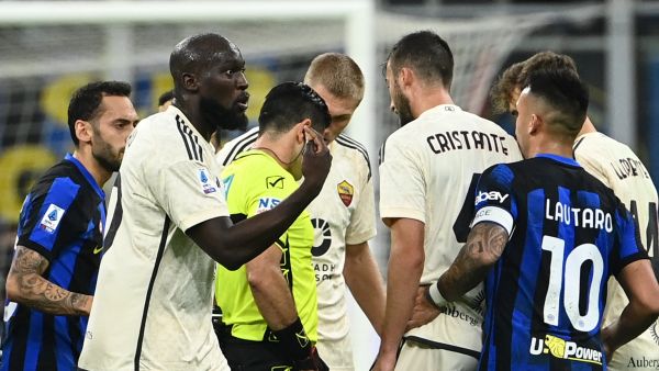 Roma's Belgian midfielder #90 Romelu Lukaku and teammates argue with referee during the Italian Serie A football match between Inter Milan and AS Roma at San Siro Stadium, in Milan on October 29, 2023. (Photo by Isabella BONOTTO / AFP)
