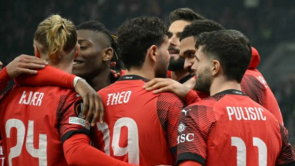 AC Milan's English midfielder #08 Ruben Loftus-Cheek (R) celebrates with teammates after scoring the team's second goal during the UEFA Europa League Last 16 first leg between AC Milan and Rennes at the San Siro Stadium in Milan. (Photo by GABRIEL BOUYS / AFP)