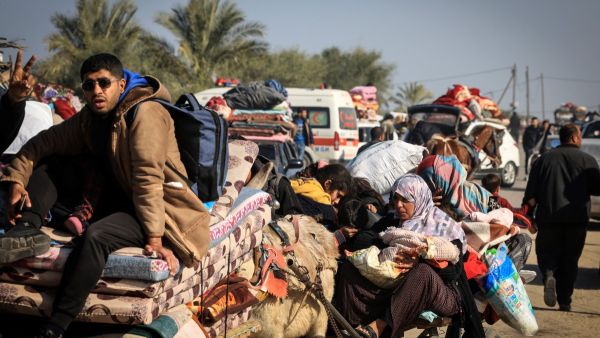 نازحون فلسطينيون يتوجهون من مناطق شمال قطاع غزة إلى الجنوب نحو رفح