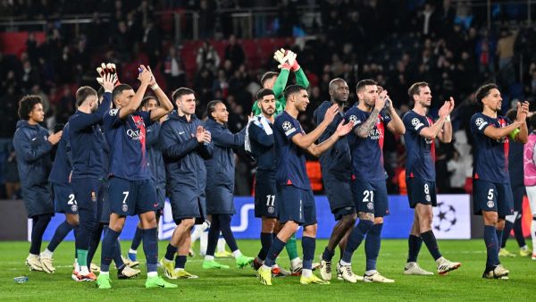 Paris Saint-Germain's players applauds the fans after winning at the end of the UEFA Champions League round of 16 first leg football match between Paris Saint-Germain (PSG) and Real Sociedad at the Parc des Princes Stadium in Paris, on February 14, 2024. (Photo by Miguel MEDINA / AFP)