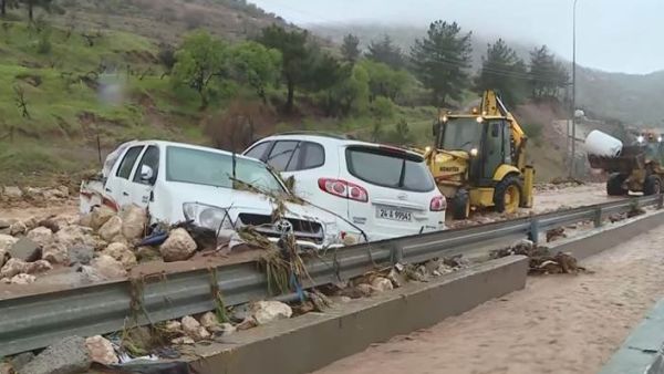 مركبات متضررة بسبب فيضانات في دهوك 