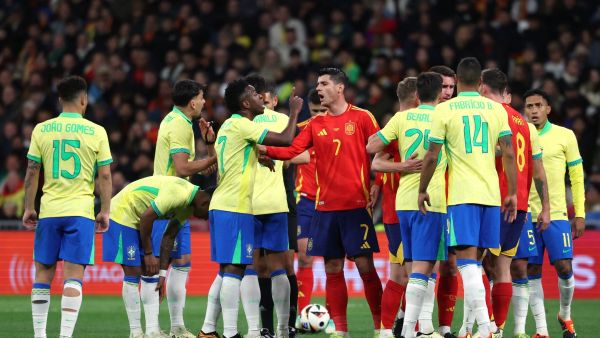 البرازيل تتعادل مع إسبانيا (Photo by Pierre-Philippe MARCOU / AFP)