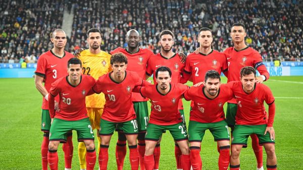 جواو كانسيلو (يسار) ضمن منتخب البرتغال (Photo by Jure Makovec / AFP)