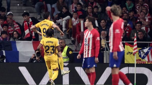 برشلونة يسحق أتلتيكو مدريد على أرضه (Photo by Thomas COEX / AFP)