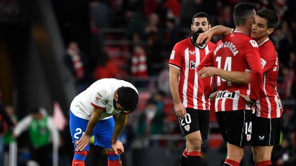 برشلونة يكتفي بالتعادل مع بلباو (Photo by ANDER GILLENEA / AFP)