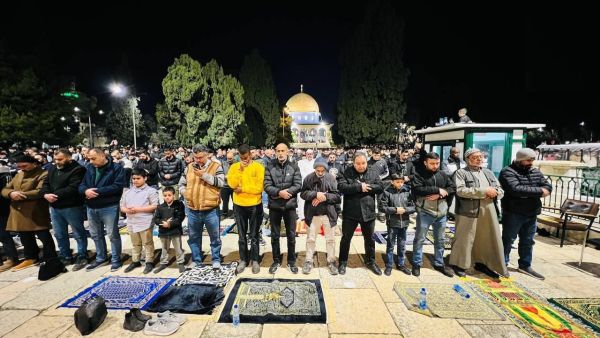 جموع المصلين تؤدي صلاتي العشاء والتراويح