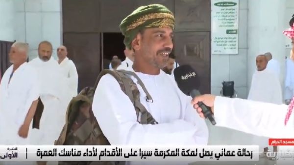 رحالة عماني يصل مكة سيرا على الأقدام من صلالة