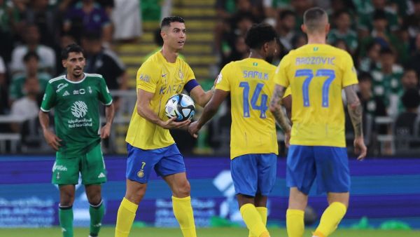 رونالدو يقود النصر للفوز على الأهلي (Photo by AFP)