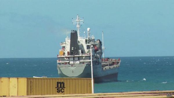 سفينة تبحر شرق الصومال