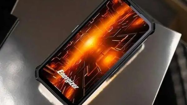 هاتف بوزن 500 غم و ببطارية تبلغ سعتها 28000 مللي أمبير