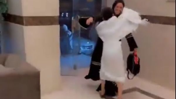 أم تلتقي أبنائها في مكة بعد 11 عاما من الفراق