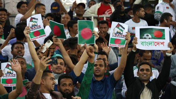جماهير بنغلاديش ترفع عبارات مساندة لصراع الشعب الفلسطيني خلال المباراة (Photo by Yasser Al-Zayyat / AFP)