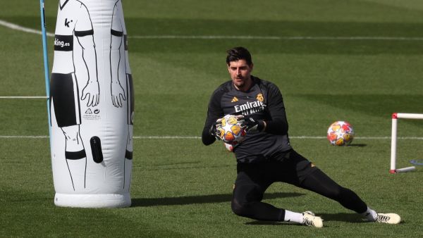 كورتوا خلال تدريبات ريال مدريد (Photo by PIERRE-PHILIPPE MARCOU / AFP)