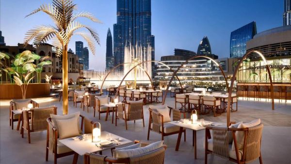 مطاعم دبي مول مطلة على برج خليفة