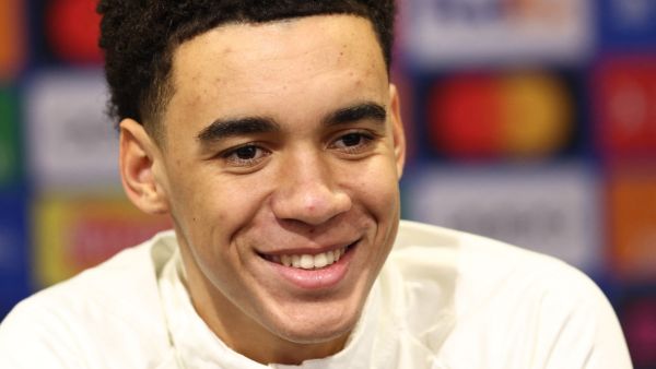 جمال موسيالا (Photo by Darren Staples / AFP)