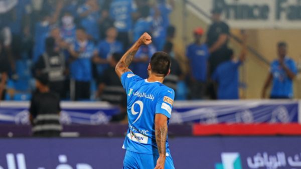 ميتروفيتش يقود الهلال اليوم أمام الشباب (Photo by Fayez NURELDINE / AFP)