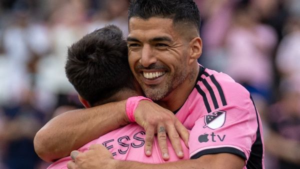 سواريز وميسي يقودان إنتر ميامي لانتصار كبير على أورلاندو (Photo by Chris ARJOON / AFP)