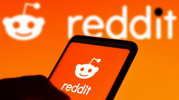 شعار شركة reddit بخلفية برتقالية