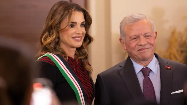 الملك يقلد الملكة وسام النهضة