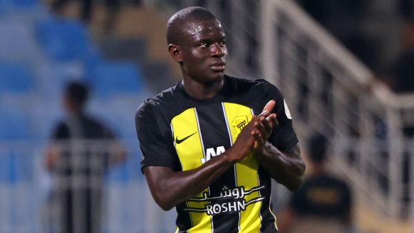 تحية جماهير الهلال للنجم نغولو كانتي بعد الطرد وحصوله على البطاقة الحمراء